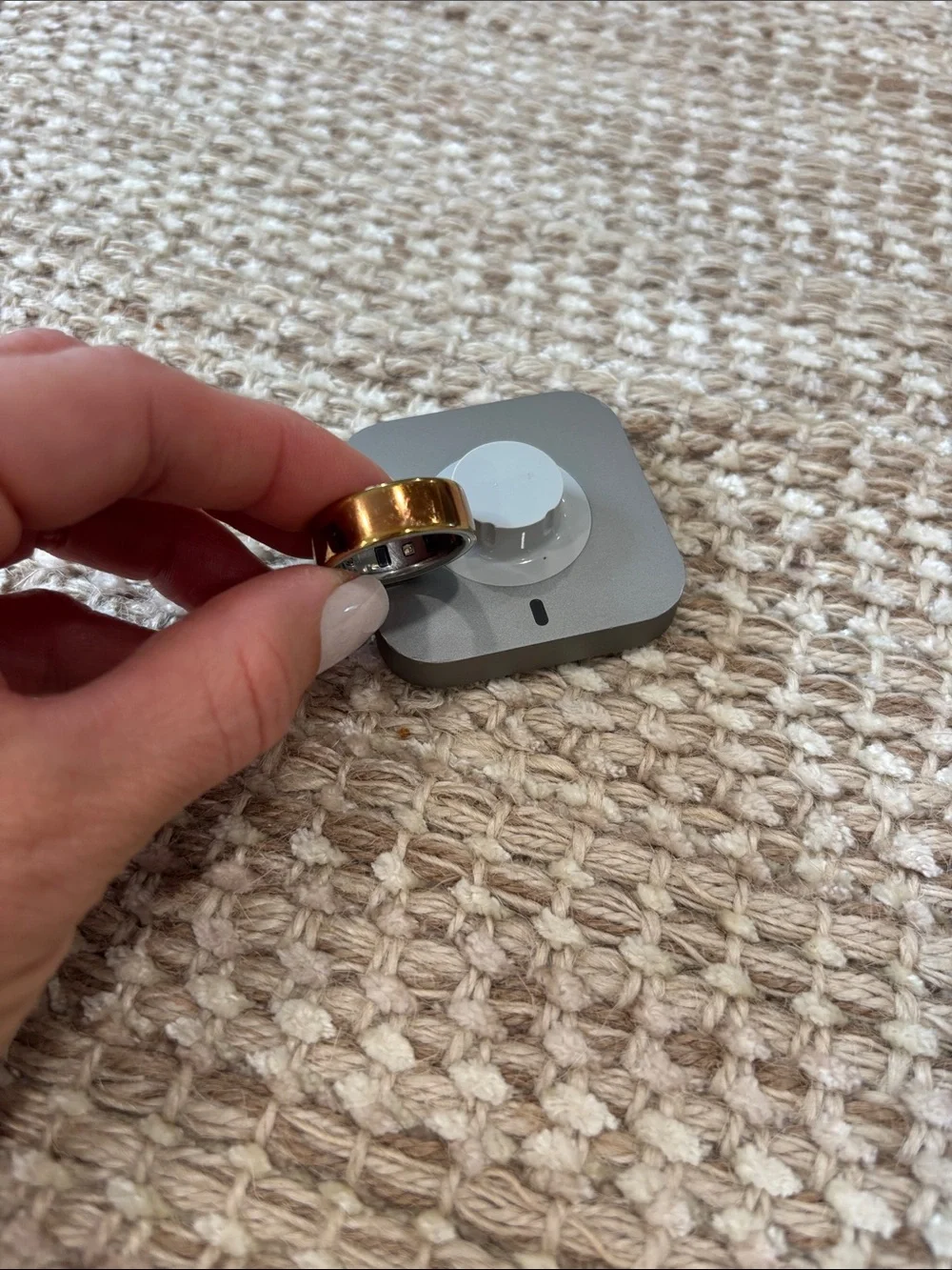Oura 4 Rose Gold Ring and Charger Dock